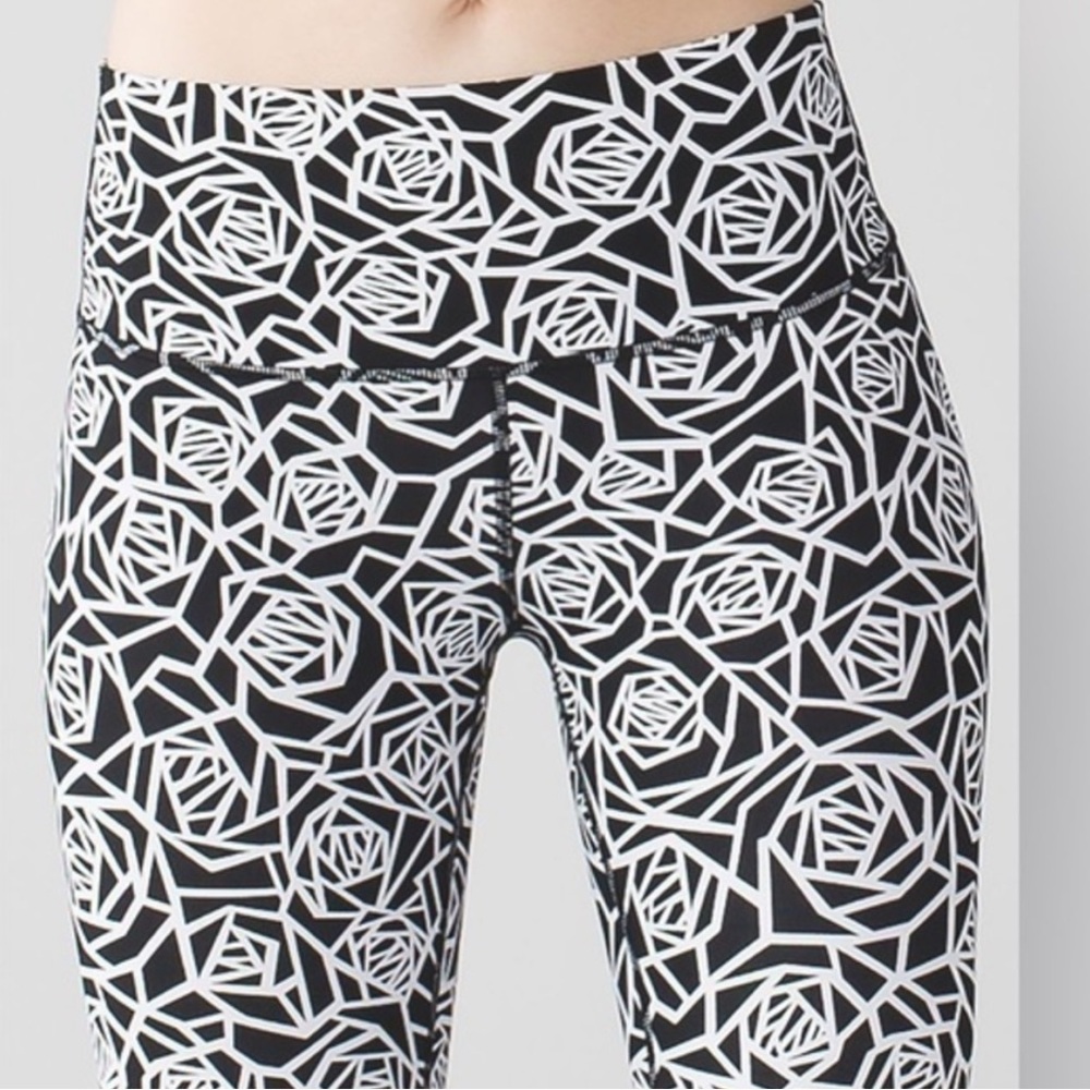 Lululemon Leggings Size 4 High Times Posey Black White Geometric Rose Print EUC - Picture 6 of 14